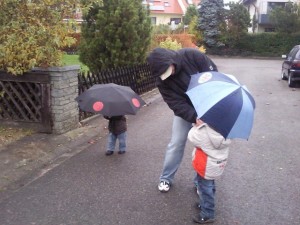 2 wandelnde Regenschirme und ein verzweifelter Papa :-)