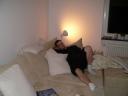 Stefan macht sich auf dem Sofa breit